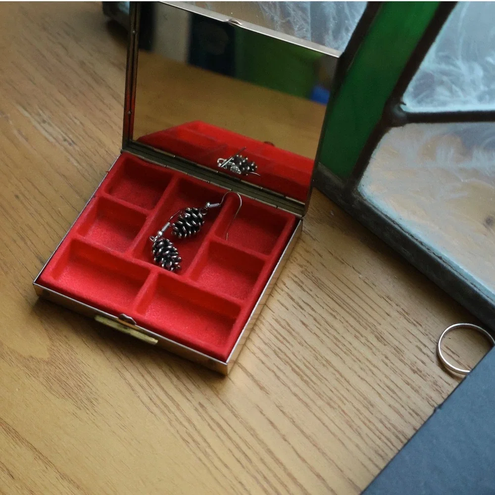 Vintage Flocked Red Velvet Earring Nest Jewelry Travel Case Gold Mirror Compact